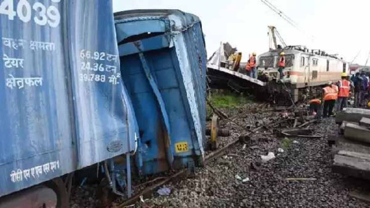 Pedapalli Train Crash: 11 कोच डिरेल, दिल्ली-चेन्नई रूट पर यातायात ठप